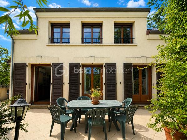 Située dans un environnement calme et pavillonnaire, proche du marché des Bosserons, cette belle maison familiale de 160 m² habitables, édifiée sur un terrain de 517 m², saura vous séduire par ses beaux volumes, sa luminosité et la qualité de sa construction.

Dès l’entrée, vous découvrirez un vaste hall desservant un triple séjour d’environ 42 m², lumineux et CLIMATISÉ, agrémenté d’un élégant sol en marbre et d’une cheminée à bois. Cet espace de vie offre un accès direct à la terrasse et au jardin.

La cuisine indépendante d’environ 18 m², spacieuse et conviviale, bénéficie elle aussi d’un accès direct à la terrasse.

Le rez-de-chaussée comprend également une chambre, un grand placard de rangement dans le couloir, des WC indépendants avec lave-mains.

Un superbe escalier en marbre, équipé d’un monte-escalier sur mesure (facilement démontable si souhaité), mène à l’étage.

L’espace nuit se compose de 4 chambres avec placards intégrés, dont une suite parentale avec sa salle d’eau privative.
 Une seconde grande salle d’eau ainsi qu’un dressing complètent ce niveau.

Le sous-sol total d’environ 85 m² comprend :

* Un double garage.
* Une chaufferie/buanderie avec fenêtre.
* Une pièce supplémentaire avec accès direct au jardin.

À l’extérieur, vous profiterez d’un agréable jardin de 517 m², agrémenté d’un cabanon cadastré, idéal pour le rangement.

Les atouts de cette maison :

* CLIMATISATION récente dans le séjour.
* Fenêtres en double vitrage.
* Tableau électrique récent.
* Portail motorisé.
* Porte de garage motorisée.
  Pas de vis-à-vis!

Cette maison offre de beaux volumes, une distribution fonctionnelle et un cadre de vie agréable, idéale pour une famille à la recherche d’espace dans un quartier recherché.