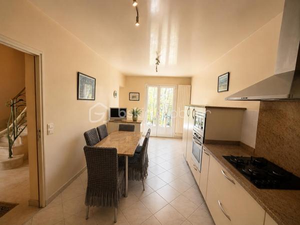 Située dans un environnement calme et pavillonnaire, proche du marché des Bosserons, cette belle maison familiale de 160 m² habitables, édifiée sur un terrain de 517 m², saura vous séduire par ses beaux volumes, sa luminosité et la qualité de sa construction.

Dès l’entrée, vous découvrirez un vaste hall desservant un triple séjour d’environ 42 m², lumineux et CLIMATISÉ, agrémenté d’un élégant sol en marbre et d’une cheminée à bois. Cet espace de vie offre un accès direct à la terrasse et au jardin.

La cuisine indépendante d’environ 18 m², spacieuse et conviviale, bénéficie elle aussi d’un accès direct à la terrasse.

Le rez-de-chaussée comprend également une chambre, un grand placard de rangement dans le couloir, des WC indépendants avec lave-mains.

Un superbe escalier en marbre, équipé d’un monte-escalier sur mesure (facilement démontable si souhaité), mène à l’étage.

L’espace nuit se compose de 4 chambres avec placards intégrés, dont une suite parentale avec sa salle d’eau privative.
 Une seconde grande salle d’eau ainsi qu’un dressing complètent ce niveau.

Le sous-sol total d’environ 85 m² comprend :

* Un double garage.
* Une chaufferie/buanderie avec fenêtre.
* Une pièce supplémentaire avec accès direct au jardin.

À l’extérieur, vous profiterez d’un agréable jardin de 517 m², agrémenté d’un cabanon cadastré, idéal pour le rangement.

Les atouts de cette maison :

* CLIMATISATION récente dans le séjour.
* Fenêtres en double vitrage.
* Tableau électrique récent.
* Portail motorisé.
* Porte de garage motorisée.
  Pas de vis-à-vis!

Cette maison offre de beaux volumes, une distribution fonctionnelle et un cadre de vie agréable, idéale pour une famille à la recherche d’espace dans un quartier recherché.