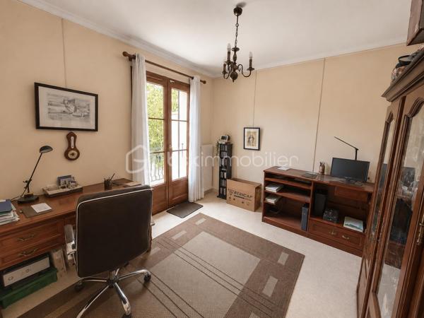 Située dans un environnement calme et pavillonnaire, proche du marché des Bosserons, cette belle maison familiale de 160 m² habitables, édifiée sur un terrain de 517 m², saura vous séduire par ses beaux volumes, sa luminosité et la qualité de sa construction.

Dès l’entrée, vous découvrirez un vaste hall desservant un triple séjour d’environ 42 m², lumineux et CLIMATISÉ, agrémenté d’un élégant sol en marbre et d’une cheminée à bois. Cet espace de vie offre un accès direct à la terrasse et au jardin.

La cuisine indépendante d’environ 18 m², spacieuse et conviviale, bénéficie elle aussi d’un accès direct à la terrasse.

Le rez-de-chaussée comprend également une chambre, un grand placard de rangement dans le couloir, des WC indépendants avec lave-mains.

Un superbe escalier en marbre, équipé d’un monte-escalier sur mesure (facilement démontable si souhaité), mène à l’étage.

L’espace nuit se compose de 4 chambres avec placards intégrés, dont une suite parentale avec sa salle d’eau privative.
 Une seconde grande salle d’eau ainsi qu’un dressing complètent ce niveau.

Le sous-sol total d’environ 85 m² comprend :

* Un double garage.
* Une chaufferie/buanderie avec fenêtre.
* Une pièce supplémentaire avec accès direct au jardin.

À l’extérieur, vous profiterez d’un agréable jardin de 517 m², agrémenté d’un cabanon cadastré, idéal pour le rangement.

Les atouts de cette maison :

* CLIMATISATION récente dans le séjour.
* Fenêtres en double vitrage.
* Tableau électrique récent.
* Portail motorisé.
* Porte de garage motorisée.
  Pas de vis-à-vis!

Cette maison offre de beaux volumes, une distribution fonctionnelle et un cadre de vie agréable, idéale pour une famille à la recherche d’espace dans un quartier recherché.
