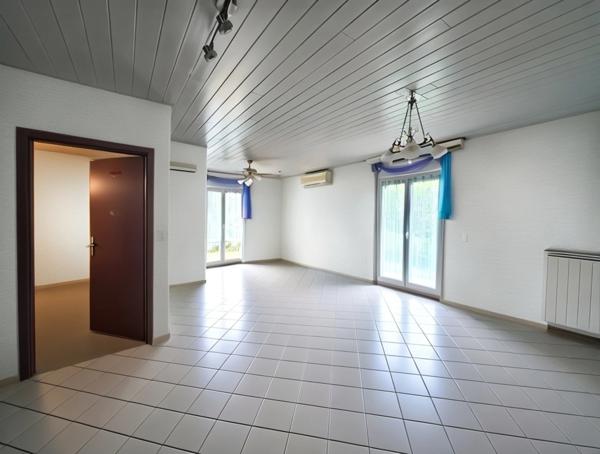 Plain-pied lumineux à réinventer, avec terrasse et piscine