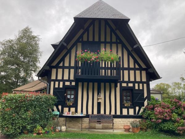 Maison en colombage avec piscine couverte et dépendances Bonneville la Louvet