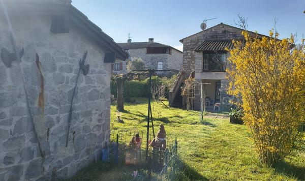 Maison de charme en pierre  90.9 M² CARREZ . Jardin, Mazet  en pierres et Forage privatif