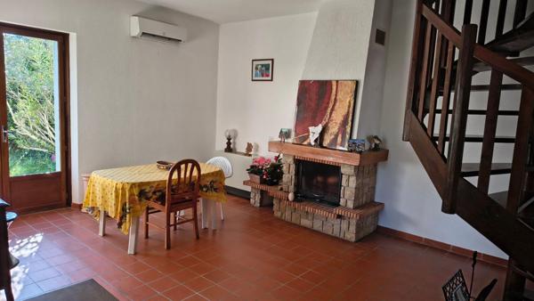 Maison de charme en pierre  90.9 M² CARREZ . Jardin, Mazet  en pierres et Forage privatif