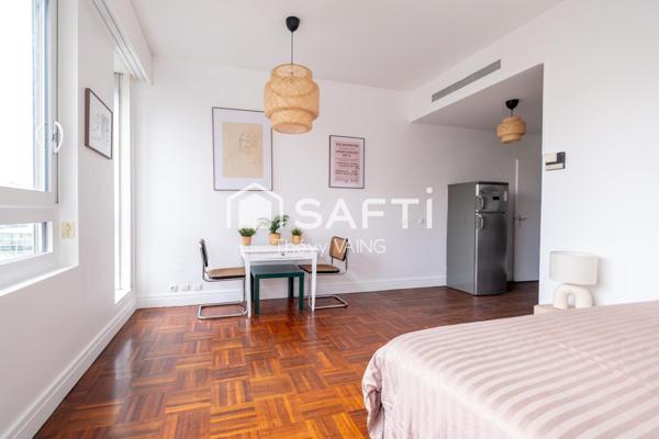 Studio rénové, vue dégagée, étage élevé, sur cour