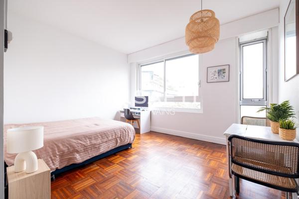 Studio rénové, vue dégagée, étage élevé, sur cour