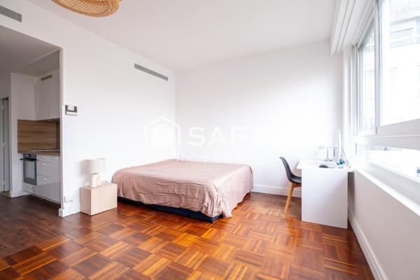 Studio rénové, vue dégagée, étage élevé, sur cour