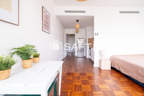 Studio rénové, vue dégagée, étage élevé, sur cour