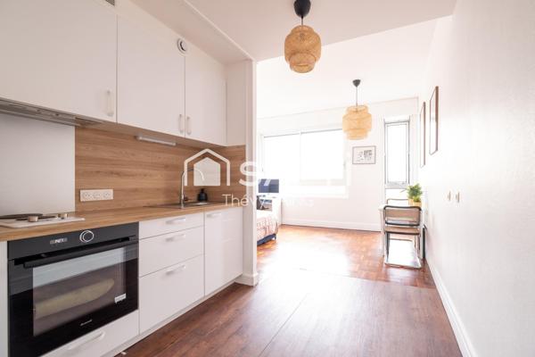 Studio rénové, vue dégagée, étage élevé, sur cour