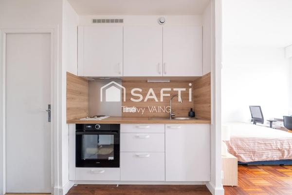 Studio rénové, vue dégagée, étage élevé, sur cour