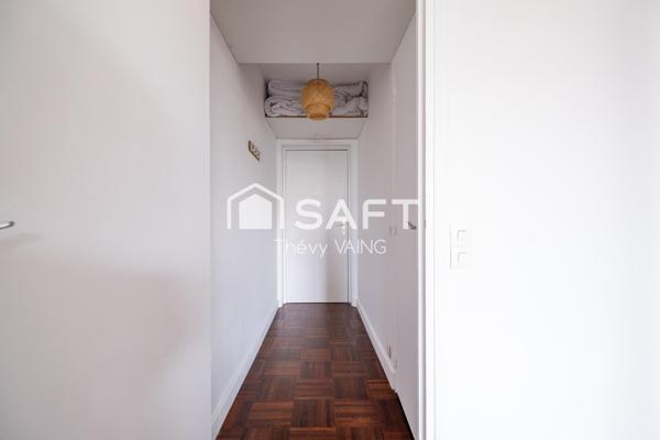 Studio rénové, vue dégagée, étage élevé, sur cour