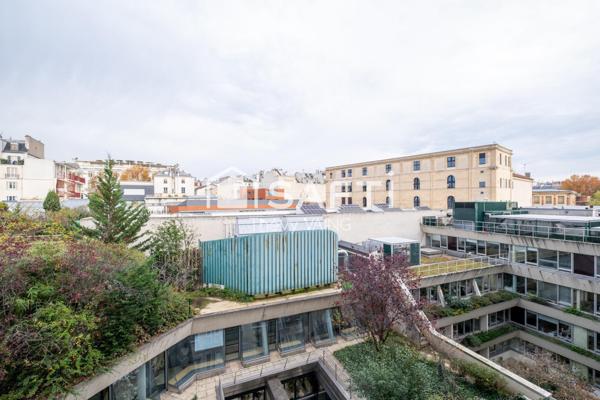 Studio rénové, vue dégagée, étage élevé, sur cour