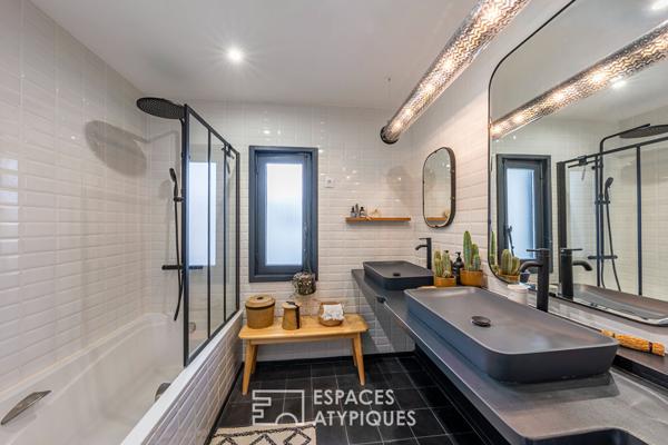 Maison d’architecte rénovée avec piscine et jardin.