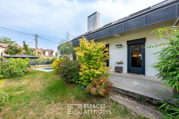 Maison d’architecte rénovée avec piscine et jardin.