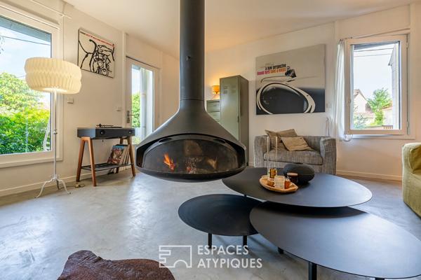 Maison d’architecte rénovée avec piscine et jardin.