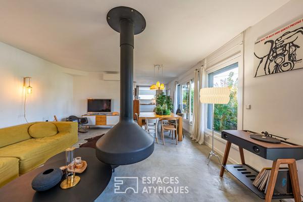 Maison d’architecte rénovée avec piscine et jardin.