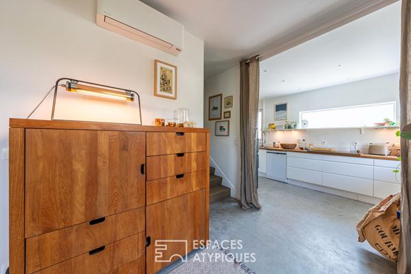 Maison d’architecte rénovée avec piscine et jardin.