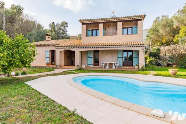 Propriété avec piscine et terrasses sur terrain plat au cœur du quartier Saint-Michel