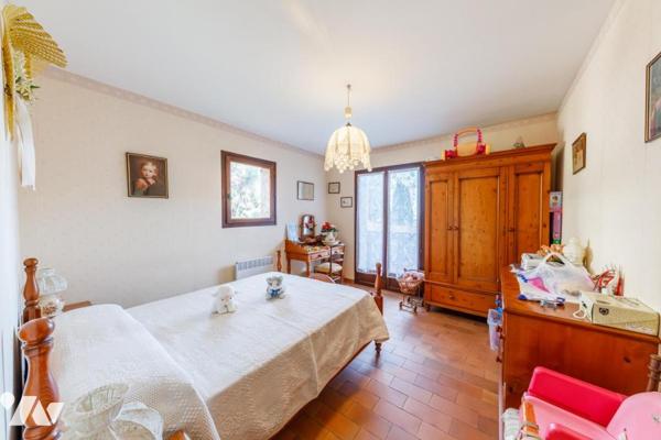 Propriété avec piscine et terrasses sur terrain plat au cœur du quartier Saint-Michel