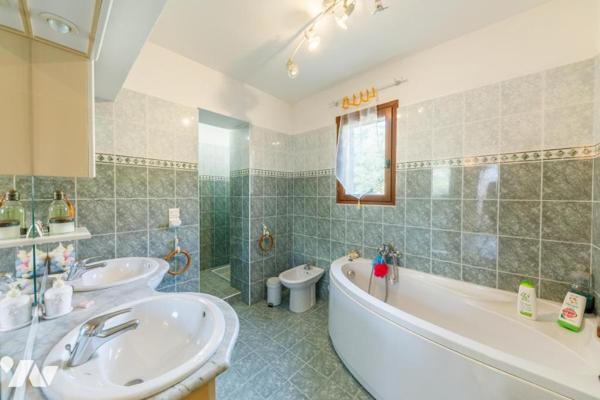 Propriété avec piscine et terrasses sur terrain plat au cœur du quartier Saint-Michel