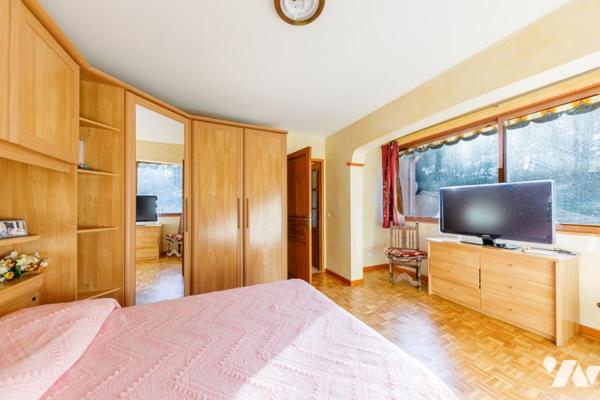 Propriété avec piscine et terrasses sur terrain plat au cœur du quartier Saint-Michel