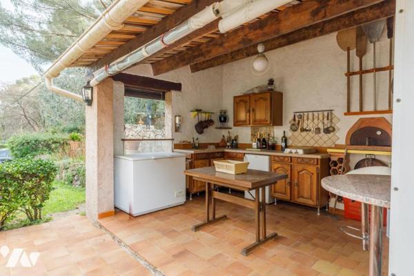 Propriété avec piscine et terrasses sur terrain plat au cœur du quartier Saint-Michel