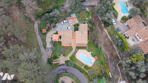 Propriété avec piscine et terrasses sur terrain plat au cœur du quartier Saint-Michel
