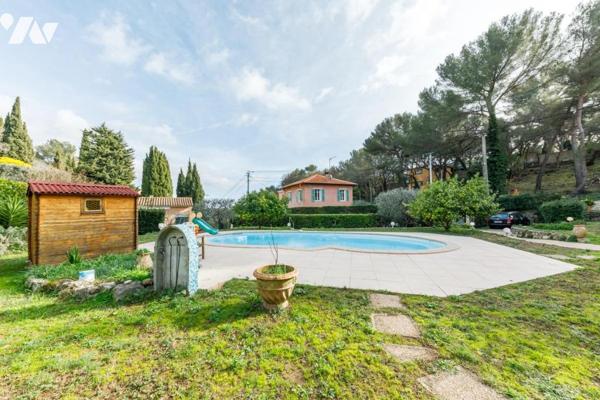 Propriété avec piscine et terrasses sur terrain plat au cœur du quartier Saint-Michel