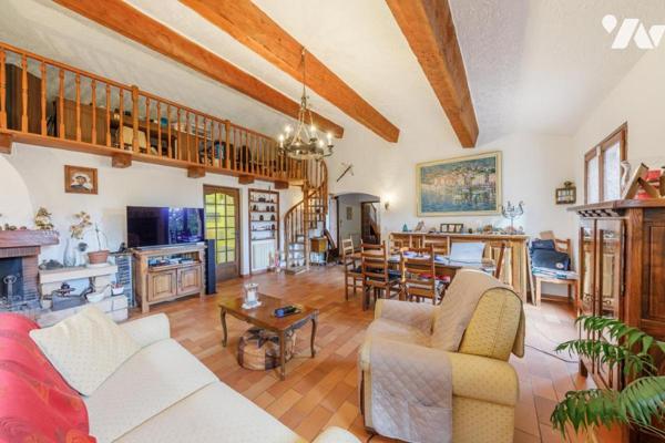 Propriété avec piscine et terrasses sur terrain plat au cœur du quartier Saint-Michel