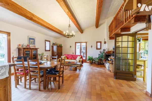 Propriété avec piscine et terrasses sur terrain plat au cœur du quartier Saint-Michel