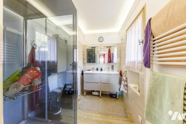 Propriété avec piscine et terrasses sur terrain plat au cœur du quartier Saint-Michel