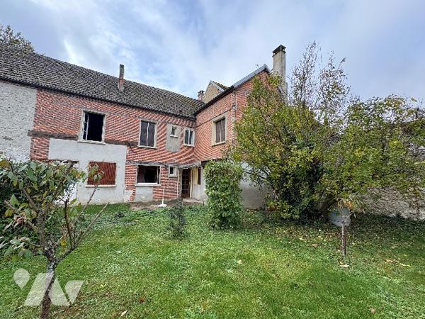 MAISON A RENOVER A BAYE DANS LA MARNE
QUATRE CHAMBRES JARDIN GARAGE