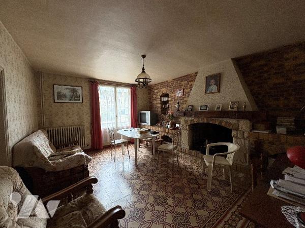 MAISON A RENOVER A BAYE DANS LA MARNE
QUATRE CHAMBRES JARDIN GARAGE