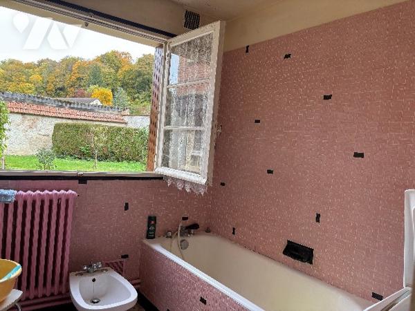 MAISON A RENOVER A BAYE DANS LA MARNE
QUATRE CHAMBRES JARDIN GARAGE