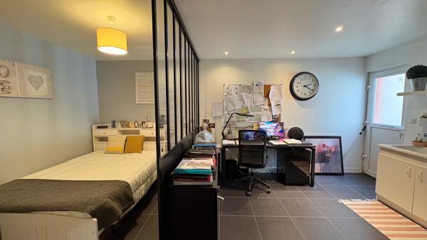 Maison
                                                                                                                                                                                                                                                                                                                        5 pièce(s)                                                                                                                                                                                                          4 chambre(s)                                                                                                                                                                                                          162  m²