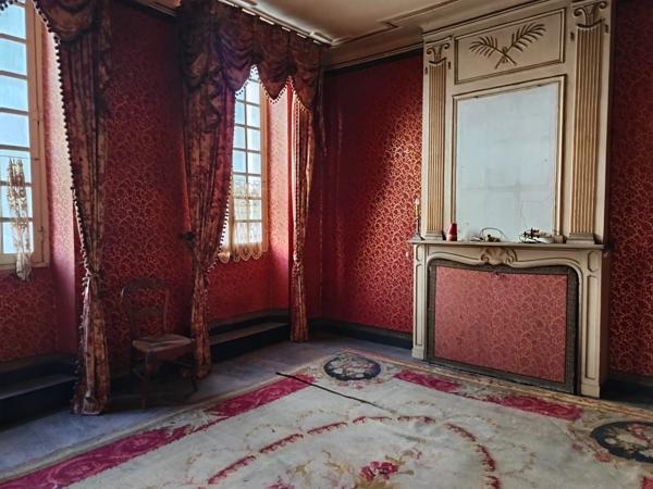 "Demeure de caractère en plein centre-ville : un potentiel exceptionnel à révéler."