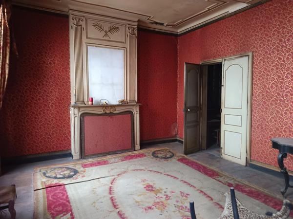 "Demeure de caractère en plein centre-ville : un potentiel exceptionnel à révéler."