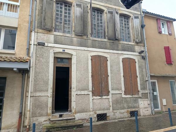 "Demeure de caractère en plein centre-ville : un potentiel exceptionnel à révéler."