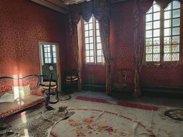 "Demeure de caractère en plein centre-ville : un potentiel exceptionnel à révéler."