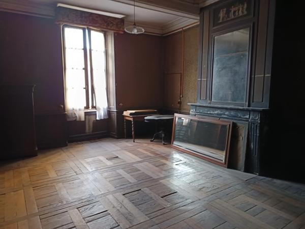 "Demeure de caractère en plein centre-ville : un potentiel exceptionnel à révéler."