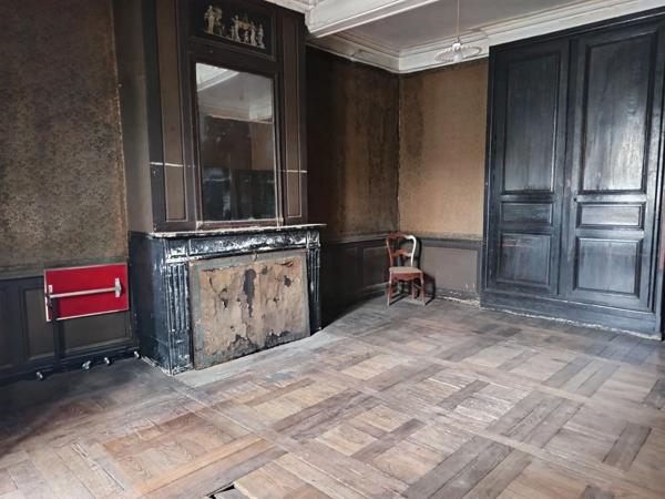 "Demeure de caractère en plein centre-ville : un potentiel exceptionnel à révéler."