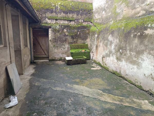 "Demeure de caractère en plein centre-ville : un potentiel exceptionnel à révéler."