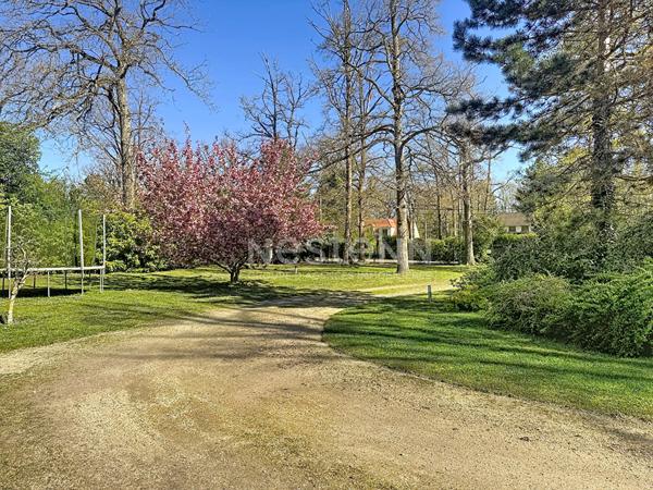 Maison Lamorlaye 8 pièce(s) 297 m² habitables, terrain 3386 m²