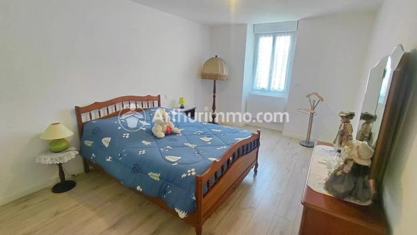 Vente                                                      Maison de ville
                        
                     4 pièces                      111 m2                     à Ribérac
