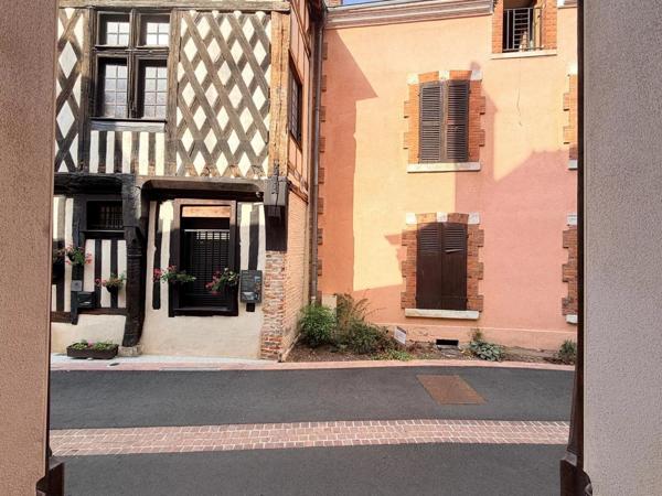 Vente                                                      Maison de village
                        
                     3 pièces                      89 m2                     à Aubigny-sur-Nère