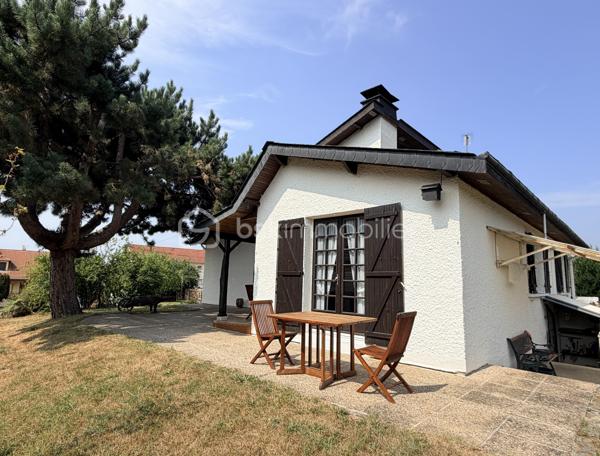 NOUVELLE OPPORTUNITÉ ! 🏡 À découvrir sans tarder ! 

Vous recherchez une maison familiale offrant confort, fonctionnalité et de beaux volumes ? Cette charmante maison individuelle de 111 m² habitables, édifiée sur une parcelle entièrement clôturée de 1 066 m², saura répondre à vos attentes.

✨ Un véritable atout : une vie de plain-pied !

Dès l'entrée, vous serez séduits par un espace accueillant comprenant un coin bureau ouvert, idéal pour le télétravail ou un espace lecture.

Le rez-de-chaussée se compose de :

•	Un salon/séjour agrémenté d'un insert à bois pour des soirées chaleureuses.
•	Une cuisine indépendante aménagée et équipée pouvant être ouverte sur le salon/séjour.
•	Deux belles chambres avec rangements intégrés et parquet en chêne massif.
•	Une salle de bains équipée d'une baignoire et d'une douche.
•	Un WC indépendant.

À l'étage, vous découvrirez :

•	Une grande chambre sous les combles avec point d'eau.
•	Un espace grenier.

🚗 Un sous-sol complet entièrement carrelé vous permettra de profiter de nombreux espaces :

•	Buanderie
•	Chaufferie
•	Cave
•	Atelier
•	Garage pouvant accueillir 2 véhicules

En complément, un garage indépendant de 3 x 6 mètres est implanté sur le côté de la maison, idéal pour un véhicule supplémentaire, un atelier ou du stockage.

🌿 À l'extérieur, vous profiterez d'un agréable jardin entièrement clôturé, parfait pour les enfants, les animaux ou vos moments de détente.

Les + de cette maison :
✅ Maison individuelle
✅ Vie de plain-pied
✅ Pompe à chaleur avec climatisation réversible
✅ Adoucisseur d’eau
✅ Insert à bois
✅ Double vitrage bois
✅ Sous-sol complet carrelé
✅ Garage double + garage indépendant
✅ Terrain de 1 066 m² entièrement clôturé
✅ DPE : C
✅ Taxe foncière : 925 €
📐 Surface habitable : 111 m²
🌳 Terrain : 1 066 m²

Une maison entretenue, fonctionnelle et idéale pour accueillir votre famille dans un environnement agréable.

📞 Contactez-moi dès aujourd'hui pour organiser une visite et découvrir tout le potentiel de ce bien !