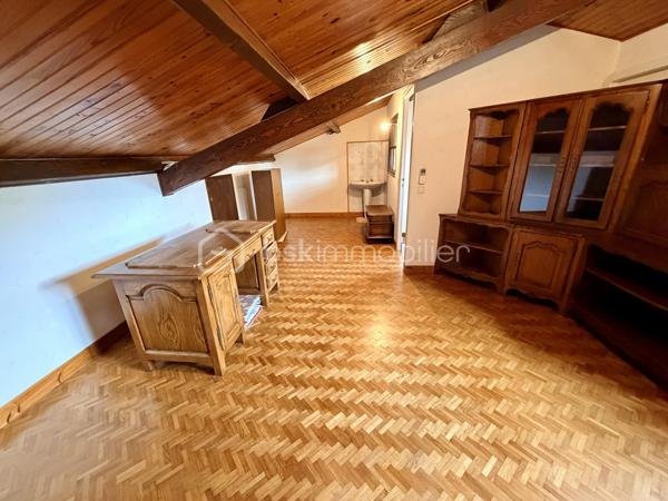 NOUVELLE OPPORTUNITÉ ! 🏡 À découvrir sans tarder ! 

Vous recherchez une maison familiale offrant confort, fonctionnalité et de beaux volumes ? Cette charmante maison individuelle de 111 m² habitables, édifiée sur une parcelle entièrement clôturée de 1 066 m², saura répondre à vos attentes.

✨ Un véritable atout : une vie de plain-pied !

Dès l'entrée, vous serez séduits par un espace accueillant comprenant un coin bureau ouvert, idéal pour le télétravail ou un espace lecture.

Le rez-de-chaussée se compose de :

•	Un salon/séjour agrémenté d'un insert à bois pour des soirées chaleureuses.
•	Une cuisine indépendante aménagée et équipée pouvant être ouverte sur le salon/séjour.
•	Deux belles chambres avec rangements intégrés et parquet en chêne massif.
•	Une salle de bains équipée d'une baignoire et d'une douche.
•	Un WC indépendant.

À l'étage, vous découvrirez :

•	Une grande chambre sous les combles avec point d'eau.
•	Un espace grenier.

🚗 Un sous-sol complet entièrement carrelé vous permettra de profiter de nombreux espaces :

•	Buanderie
•	Chaufferie
•	Cave
•	Atelier
•	Garage pouvant accueillir 2 véhicules

En complément, un garage indépendant de 3 x 6 mètres est implanté sur le côté de la maison, idéal pour un véhicule supplémentaire, un atelier ou du stockage.

🌿 À l'extérieur, vous profiterez d'un agréable jardin entièrement clôturé, parfait pour les enfants, les animaux ou vos moments de détente.

Les + de cette maison :
✅ Maison individuelle
✅ Vie de plain-pied
✅ Pompe à chaleur avec climatisation réversible
✅ Adoucisseur d’eau
✅ Insert à bois
✅ Double vitrage bois
✅ Sous-sol complet carrelé
✅ Garage double + garage indépendant
✅ Terrain de 1 066 m² entièrement clôturé
✅ DPE : C
✅ Taxe foncière : 925 €
📐 Surface habitable : 111 m²
🌳 Terrain : 1 066 m²

Une maison entretenue, fonctionnelle et idéale pour accueillir votre famille dans un environnement agréable.

📞 Contactez-moi dès aujourd'hui pour organiser une visite et découvrir tout le potentiel de ce bien !