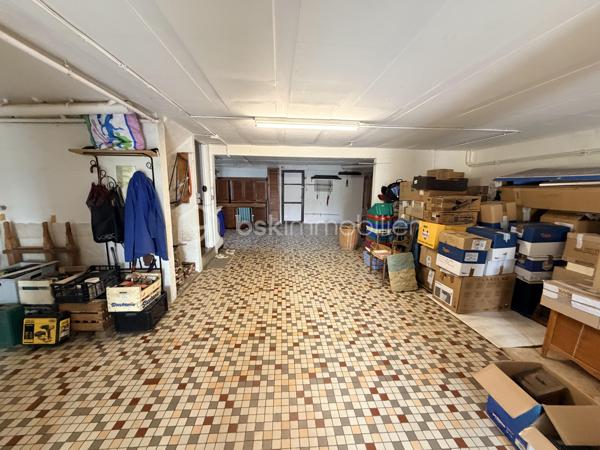 NOUVELLE OPPORTUNITÉ ! 🏡 À découvrir sans tarder ! 

Vous recherchez une maison familiale offrant confort, fonctionnalité et de beaux volumes ? Cette charmante maison individuelle de 111 m² habitables, édifiée sur une parcelle entièrement clôturée de 1 066 m², saura répondre à vos attentes.

✨ Un véritable atout : une vie de plain-pied !

Dès l'entrée, vous serez séduits par un espace accueillant comprenant un coin bureau ouvert, idéal pour le télétravail ou un espace lecture.

Le rez-de-chaussée se compose de :

•	Un salon/séjour agrémenté d'un insert à bois pour des soirées chaleureuses.
•	Une cuisine indépendante aménagée et équipée pouvant être ouverte sur le salon/séjour.
•	Deux belles chambres avec rangements intégrés et parquet en chêne massif.
•	Une salle de bains équipée d'une baignoire et d'une douche.
•	Un WC indépendant.

À l'étage, vous découvrirez :

•	Une grande chambre sous les combles avec point d'eau.
•	Un espace grenier.

🚗 Un sous-sol complet entièrement carrelé vous permettra de profiter de nombreux espaces :

•	Buanderie
•	Chaufferie
•	Cave
•	Atelier
•	Garage pouvant accueillir 2 véhicules

En complément, un garage indépendant de 3 x 6 mètres est implanté sur le côté de la maison, idéal pour un véhicule supplémentaire, un atelier ou du stockage.

🌿 À l'extérieur, vous profiterez d'un agréable jardin entièrement clôturé, parfait pour les enfants, les animaux ou vos moments de détente.

Les + de cette maison :
✅ Maison individuelle
✅ Vie de plain-pied
✅ Pompe à chaleur avec climatisation réversible
✅ Adoucisseur d’eau
✅ Insert à bois
✅ Double vitrage bois
✅ Sous-sol complet carrelé
✅ Garage double + garage indépendant
✅ Terrain de 1 066 m² entièrement clôturé
✅ DPE : C
✅ Taxe foncière : 925 €
📐 Surface habitable : 111 m²
🌳 Terrain : 1 066 m²

Une maison entretenue, fonctionnelle et idéale pour accueillir votre famille dans un environnement agréable.

📞 Contactez-moi dès aujourd'hui pour organiser une visite et découvrir tout le potentiel de ce bien !