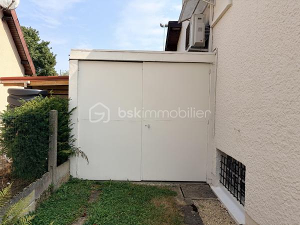 NOUVELLE OPPORTUNITÉ ! 🏡 À découvrir sans tarder ! 

Vous recherchez une maison familiale offrant confort, fonctionnalité et de beaux volumes ? Cette charmante maison individuelle de 111 m² habitables, édifiée sur une parcelle entièrement clôturée de 1 066 m², saura répondre à vos attentes.

✨ Un véritable atout : une vie de plain-pied !

Dès l'entrée, vous serez séduits par un espace accueillant comprenant un coin bureau ouvert, idéal pour le télétravail ou un espace lecture.

Le rez-de-chaussée se compose de :

•	Un salon/séjour agrémenté d'un insert à bois pour des soirées chaleureuses.
•	Une cuisine indépendante aménagée et équipée pouvant être ouverte sur le salon/séjour.
•	Deux belles chambres avec rangements intégrés et parquet en chêne massif.
•	Une salle de bains équipée d'une baignoire et d'une douche.
•	Un WC indépendant.

À l'étage, vous découvrirez :

•	Une grande chambre sous les combles avec point d'eau.
•	Un espace grenier.

🚗 Un sous-sol complet entièrement carrelé vous permettra de profiter de nombreux espaces :

•	Buanderie
•	Chaufferie
•	Cave
•	Atelier
•	Garage pouvant accueillir 2 véhicules

En complément, un garage indépendant de 3 x 6 mètres est implanté sur le côté de la maison, idéal pour un véhicule supplémentaire, un atelier ou du stockage.

🌿 À l'extérieur, vous profiterez d'un agréable jardin entièrement clôturé, parfait pour les enfants, les animaux ou vos moments de détente.

Les + de cette maison :
✅ Maison individuelle
✅ Vie de plain-pied
✅ Pompe à chaleur avec climatisation réversible
✅ Adoucisseur d’eau
✅ Insert à bois
✅ Double vitrage bois
✅ Sous-sol complet carrelé
✅ Garage double + garage indépendant
✅ Terrain de 1 066 m² entièrement clôturé
✅ DPE : C
✅ Taxe foncière : 925 €
📐 Surface habitable : 111 m²
🌳 Terrain : 1 066 m²

Une maison entretenue, fonctionnelle et idéale pour accueillir votre famille dans un environnement agréable.

📞 Contactez-moi dès aujourd'hui pour organiser une visite et découvrir tout le potentiel de ce bien !