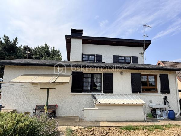NOUVELLE OPPORTUNITÉ ! 🏡 À découvrir sans tarder ! 

Vous recherchez une maison familiale offrant confort, fonctionnalité et de beaux volumes ? Cette charmante maison individuelle de 111 m² habitables, édifiée sur une parcelle entièrement clôturée de 1 066 m², saura répondre à vos attentes.

✨ Un véritable atout : une vie de plain-pied !

Dès l'entrée, vous serez séduits par un espace accueillant comprenant un coin bureau ouvert, idéal pour le télétravail ou un espace lecture.

Le rez-de-chaussée se compose de :

•	Un salon/séjour agrémenté d'un insert à bois pour des soirées chaleureuses.
•	Une cuisine indépendante aménagée et équipée pouvant être ouverte sur le salon/séjour.
•	Deux belles chambres avec rangements intégrés et parquet en chêne massif.
•	Une salle de bains équipée d'une baignoire et d'une douche.
•	Un WC indépendant.

À l'étage, vous découvrirez :

•	Une grande chambre sous les combles avec point d'eau.
•	Un espace grenier.

🚗 Un sous-sol complet entièrement carrelé vous permettra de profiter de nombreux espaces :

•	Buanderie
•	Chaufferie
•	Cave
•	Atelier
•	Garage pouvant accueillir 2 véhicules

En complément, un garage indépendant de 3 x 6 mètres est implanté sur le côté de la maison, idéal pour un véhicule supplémentaire, un atelier ou du stockage.

🌿 À l'extérieur, vous profiterez d'un agréable jardin entièrement clôturé, parfait pour les enfants, les animaux ou vos moments de détente.

Les + de cette maison :
✅ Maison individuelle
✅ Vie de plain-pied
✅ Pompe à chaleur avec climatisation réversible
✅ Adoucisseur d’eau
✅ Insert à bois
✅ Double vitrage bois
✅ Sous-sol complet carrelé
✅ Garage double + garage indépendant
✅ Terrain de 1 066 m² entièrement clôturé
✅ DPE : C
✅ Taxe foncière : 925 €
📐 Surface habitable : 111 m²
🌳 Terrain : 1 066 m²

Une maison entretenue, fonctionnelle et idéale pour accueillir votre famille dans un environnement agréable.

📞 Contactez-moi dès aujourd'hui pour organiser une visite et découvrir tout le potentiel de ce bien !