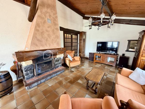 NOUVELLE OPPORTUNITÉ ! 🏡 À découvrir sans tarder ! 

Vous recherchez une maison familiale offrant confort, fonctionnalité et de beaux volumes ? Cette charmante maison individuelle de 111 m² habitables, édifiée sur une parcelle entièrement clôturée de 1 066 m², saura répondre à vos attentes.

✨ Un véritable atout : une vie de plain-pied !

Dès l'entrée, vous serez séduits par un espace accueillant comprenant un coin bureau ouvert, idéal pour le télétravail ou un espace lecture.

Le rez-de-chaussée se compose de :

•	Un salon/séjour agrémenté d'un insert à bois pour des soirées chaleureuses.
•	Une cuisine indépendante aménagée et équipée pouvant être ouverte sur le salon/séjour.
•	Deux belles chambres avec rangements intégrés et parquet en chêne massif.
•	Une salle de bains équipée d'une baignoire et d'une douche.
•	Un WC indépendant.

À l'étage, vous découvrirez :

•	Une grande chambre sous les combles avec point d'eau.
•	Un espace grenier.

🚗 Un sous-sol complet entièrement carrelé vous permettra de profiter de nombreux espaces :

•	Buanderie
•	Chaufferie
•	Cave
•	Atelier
•	Garage pouvant accueillir 2 véhicules

En complément, un garage indépendant de 3 x 6 mètres est implanté sur le côté de la maison, idéal pour un véhicule supplémentaire, un atelier ou du stockage.

🌿 À l'extérieur, vous profiterez d'un agréable jardin entièrement clôturé, parfait pour les enfants, les animaux ou vos moments de détente.

Les + de cette maison :
✅ Maison individuelle
✅ Vie de plain-pied
✅ Pompe à chaleur avec climatisation réversible
✅ Adoucisseur d’eau
✅ Insert à bois
✅ Double vitrage bois
✅ Sous-sol complet carrelé
✅ Garage double + garage indépendant
✅ Terrain de 1 066 m² entièrement clôturé
✅ DPE : C
✅ Taxe foncière : 925 €
📐 Surface habitable : 111 m²
🌳 Terrain : 1 066 m²

Une maison entretenue, fonctionnelle et idéale pour accueillir votre famille dans un environnement agréable.

📞 Contactez-moi dès aujourd'hui pour organiser une visite et découvrir tout le potentiel de ce bien !